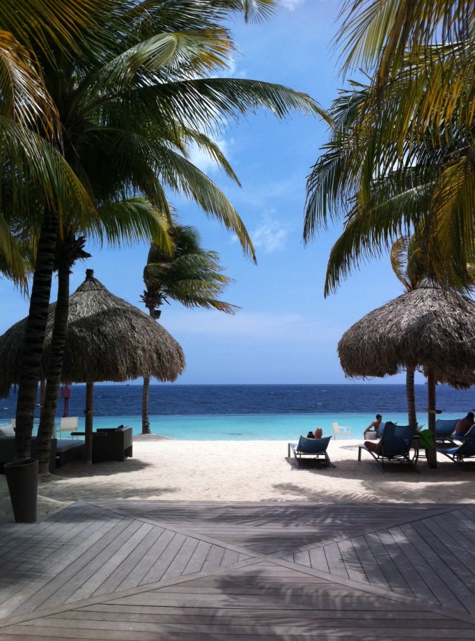 the infinity beach-pool at the Renaissance